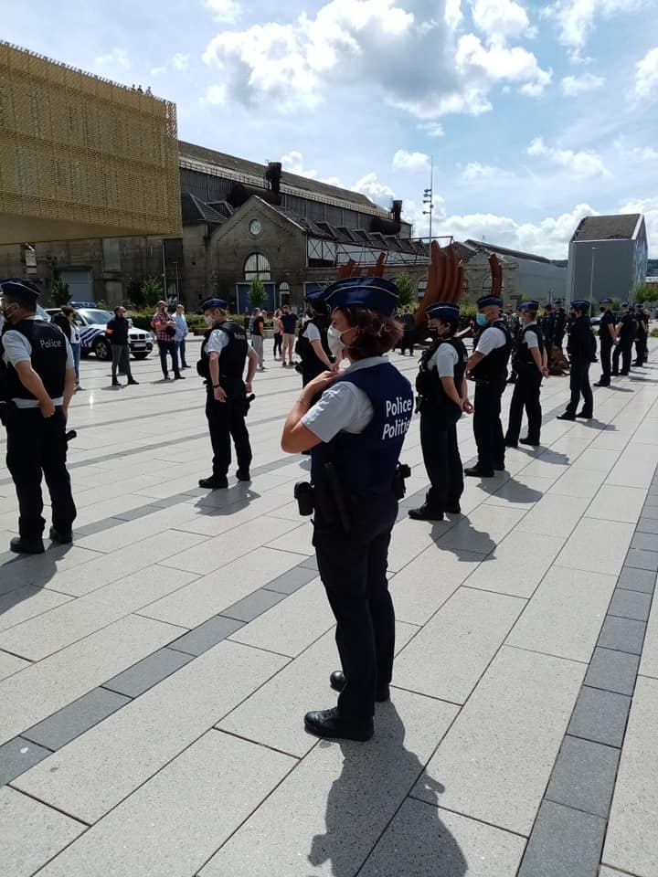 Les policiers de la zone locale de Seraing/Neupré se sont réunis ce vendredi sur la place Kuborn