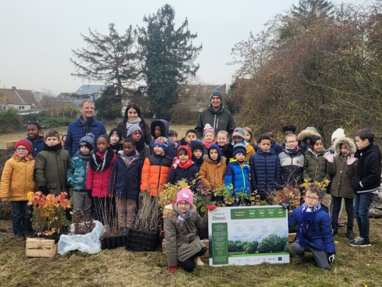 Une mini-forêt urbaine plantée avec l’aide des élèves de l’école Radelet