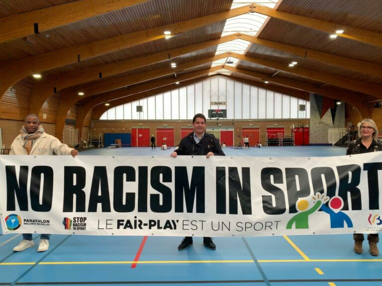 3 banderoles « No Racism In Sport » inaugurées à Seraing
