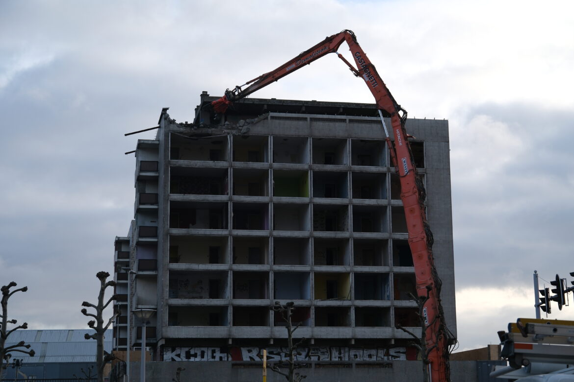 La démolition de la première tour de Jemeppe a débuté