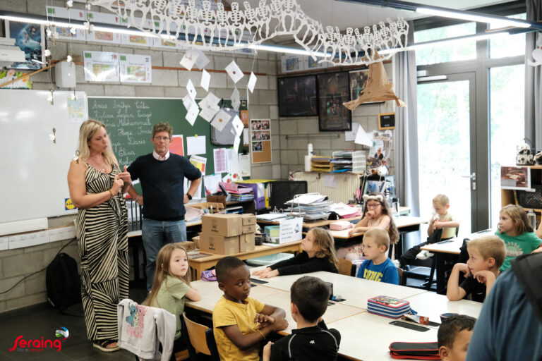 Des boites à collation distribuées aux élèves de 1ere primaire